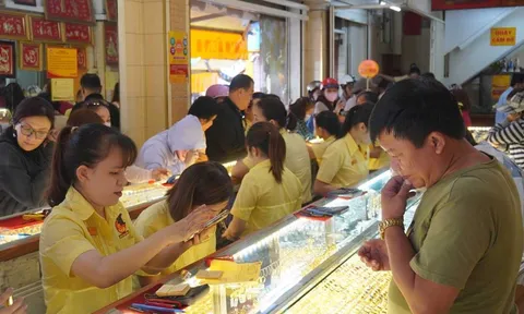Giá vàng biến động, người mua vàng có thể vi phạm nếu không lưu ý quy định mới này