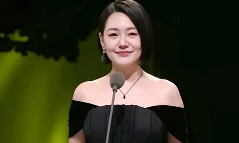 Từ Hy Đệ đeo vòng cổ chứa tro cốt của Từ Hy Viên