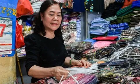 Chợ sầm uất bậc nhất miền Bắc: Bỏ tiền tỷ thuê ki-ốt, giờ ngồi mỏi cổ chờ khách