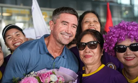 Harry Kewell được chào đón nồng nhiệt khi tới Hà Nội