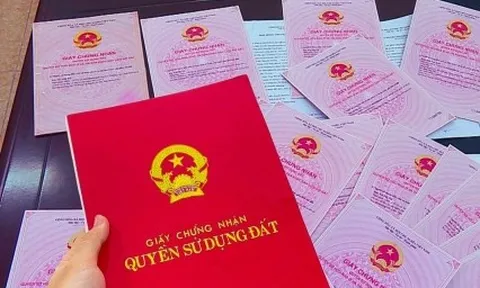 Yêu cầu dân phải photo sổ đỏ: Xã, phường đang 'đi lùi thời đại'?