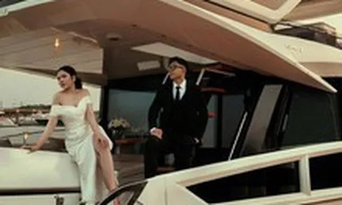 Tiền vệ ĐT Việt Nam khoe ảnh cưới trên du thuyền cùng cô chủ tiệm vàng