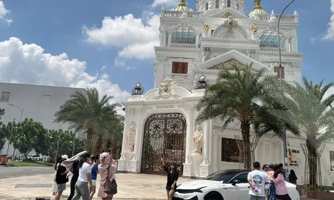 Vụ nhiều người tụ tập trước dinh thự của Ngân Collagen: Thông tin từ công an