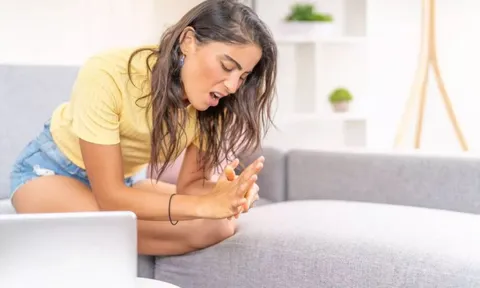 Ngày càng nhiều người trẻ mới chỉ 18 tuổi đã mắc "bệnh người già": Chuyên gia khuyên đừng làm 3 điều này