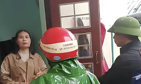 Phó hiệu trưởng bị đình chỉ bất ngờ trở lại trường, học sinh hô vang “Cô Huế về đi!”
