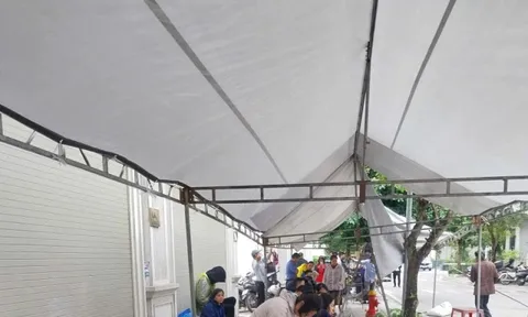 Người dân xếp hàng, tiếp tế lương khô chờ nộp hồ sơ 'săn' nhà ở xã hội
