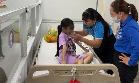 Bé gái ở TP HCM bị mẹ 25 tuổi và người tình 19 tuổi bạo hành: Tiến hành giám định thương tích