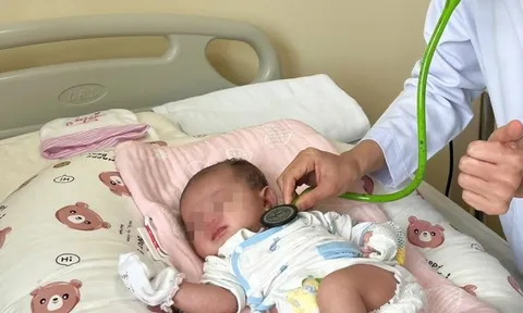 Bé gái sơ sinh có trái tim nằm bên phải lồng ngực