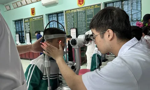 Bé trai 10 tuổi khẳng định "nhìn rõ", kết quả khám cận 10 độ!