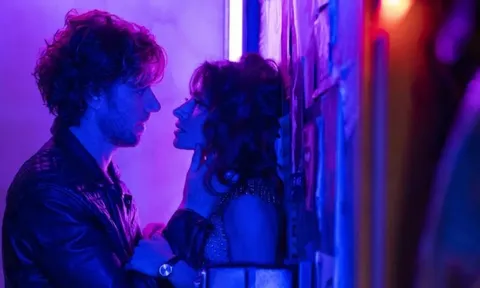 Cảnh nóng bí ẩn nhất phim Sex/Life: Chỉ 3 giây nhưng khiến cả thế giới đòi kiểm chứng