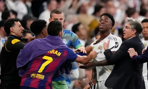 Cầu thủ Real Madrid và Barcelona ẩu đả dữ dội sau tiếng còi mãn cuộc
