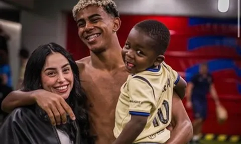Lamine Yamal bám dính bạn gái sau trận Barca đại thắng Olympiakos