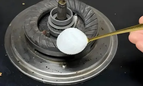 Tại sao nên rắc muối lên bếp gas?