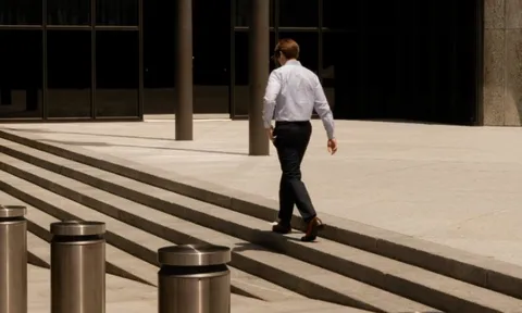 1 tuần, 2 tập đoàn tuyên bố sa thải 28.000 người: Giới nhân viên văn phòng Mỹ hoang mang, lặng người đọc email ‘hãy ở nhà hôm nay’ vào lúc 5h30 sáng