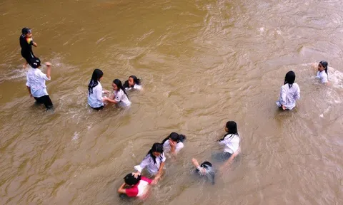 245 học sinh vùng biên ở Thanh Hóa tắm giặt giữa suối vì đứt nguồn nước sạch