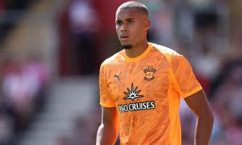 Thủ môn Southampton được yêu cầu đá tiền đạo sau xử lý xuất sắc trước Real Madrid