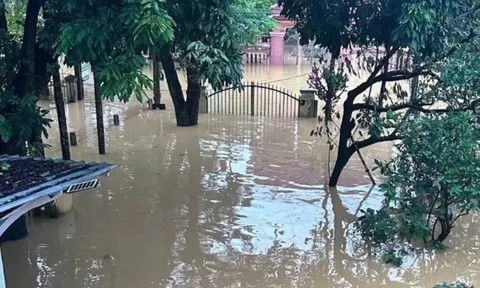 Biệt thự của ca sĩ Long Nhật ở Huế ngập gần hết cổng