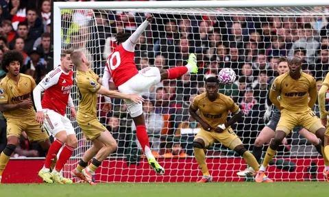 Arsenal hụt kỷ lục vì cú sút gây tranh cãi