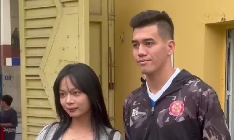 CĐV nữ xin chữ ký Tiến Linh trước trận derby Công an