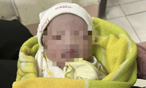 Đưa bé gái sơ sinh bị bỏ rơi trong nhà hoang vào bệnh viện chăm sóc