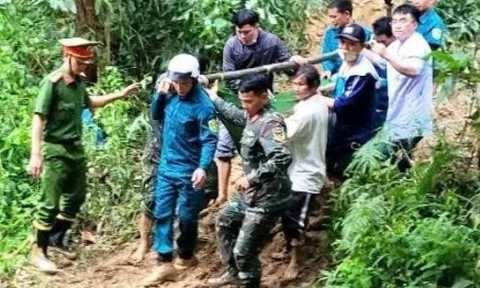 Băng rừng, khiêng thai phụ vượt quãng đường sạt lở đi cấp cứu