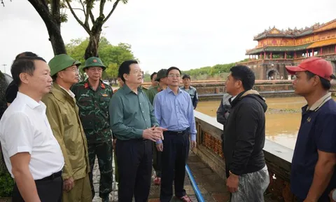 Phó Thủ tướng Mai Văn Chính kiểm tra công tác khắc phục mưa lũ tại khu vực Ngọ Môn-Đại Nội Huế