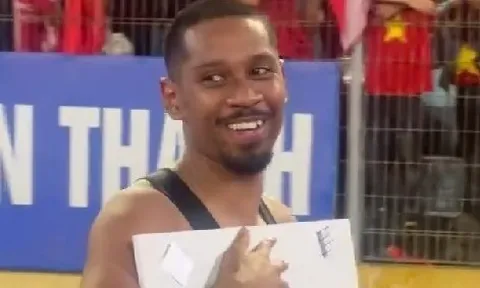 Hậu vệ tuyển Việt Nam ngại ngùng vì món quà độc lạ