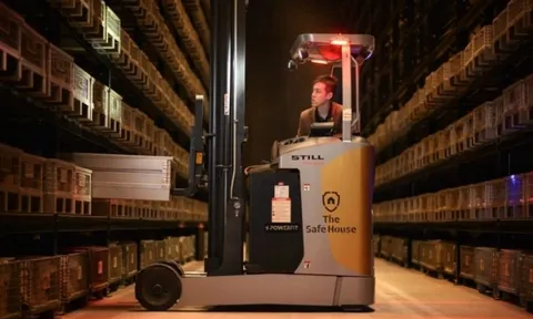 Bên trong kho giữ vàng bạc của giới siêu giàu: Số lượng vàng gửi vào tăng mạnh, thỏi nặng nhất trị giá 2,2 triệu USD