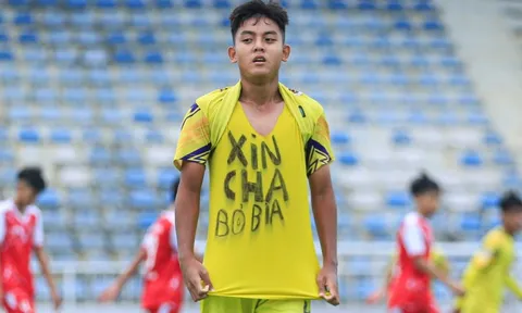 Đằng sau khoảnh khắc ăn mừng xúc động của cầu thủ U14 Hà Nội