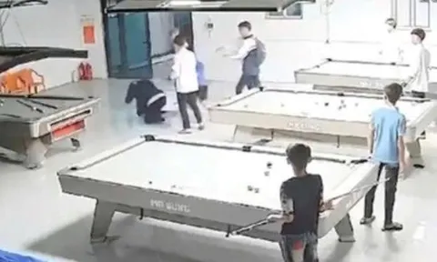 VIDEO: Nam sinh bị nhóm bạn dùng gậy bida đánh tới tấp phải nhập viện cấp cứu