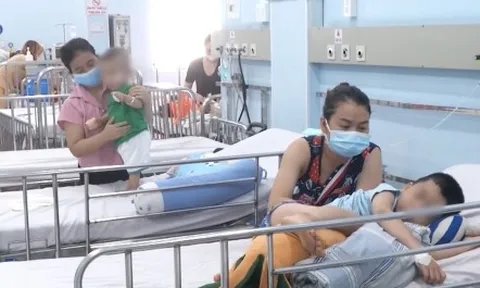 Cảnh báo nguy cơ 'dịch chồng dịch' ở TP.HCM