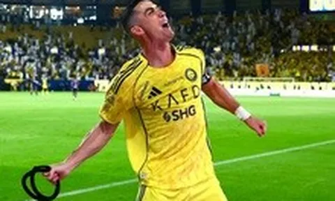 Ronaldo 40 tuổi vẫn ghi bàn ầm âm, phát biểu 1 câu gây sốc
