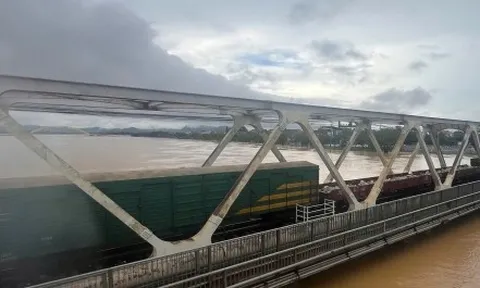 Đường sắt điều hàng loạt tàu trấn giữ cầu Bạch Hổ, Dã Viên ở Huế