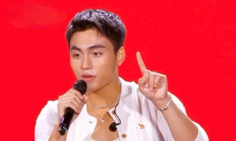 Thực hư clip nam ca sĩ nổi tiếng nhận cuộc gọi lừa đảo ngay trên sân khấu?