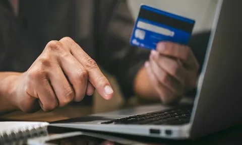 Vừa được chuyển khoản hơn 2 tỷ tiền lương thì tài khoản ngân hàng bị phong toả, công ty khởi kiện, người công nhân kiên quyết: "Tôi có quyền giữ số tiền này"