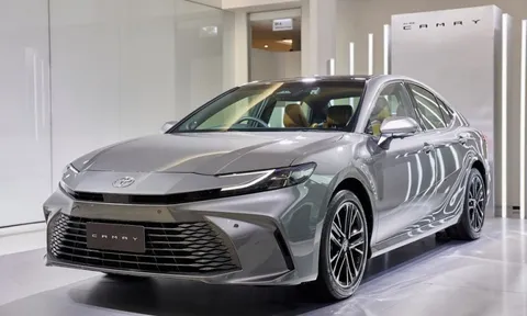Tháng trước giảm giá 100 triệu, sang tháng 11 Toyota Camry giảm mạnh tay 150 triệu