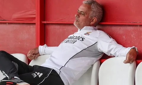 Benfica tiết lộ thông tin bất ngờ về HLV Mourinho