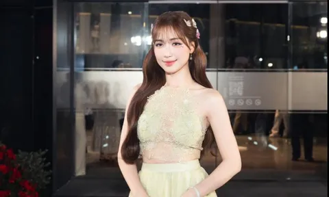 Hòa Minzy bức xúc: "Khổ quá trời khổ rồi!"