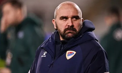 Huấn luyện viên 44 tuổi đột tử ngay trong trận đấu gây bàng hoàng