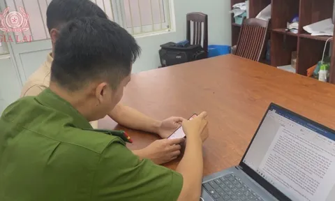 Người đàn ông chuyển khoản 18 lần tổng cộng 1,7 tỷ đồng để mua hàng, không rút được tiền lại vội trình báo công an