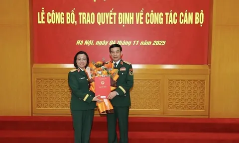 Nữ bác sĩ được thăng quân hàm Trung tướng