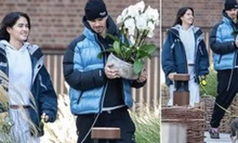 "Tóm dính" cậu hai nhà Beckham đeo nhẫn áp út cùng bạn gái xinh đẹp, cười tít mắt khi tình "gương vỡ lại lành"