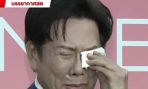 Ông Nawat khóc nức nở