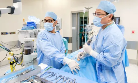 Bé gái Trung Quốc suýt mù, được bác sĩ Việt cứu ngoạn mục, mẹ bé xúc động: “Tôi vô cùng biết ơn!”