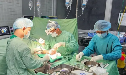 Bị chém đứt lìa hai bàn tay sau cuộc ẩu đả với hàng xóm, người đàn ông 40 tuổi nguy kịch được cấp cứu khẩn