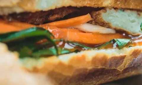 40 người nhập viện nghi do ngộ độc sau khi ăn bánh mì ở TP.HCM