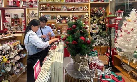 Đồ trang trí Noel xuống phố sớm, giá 'khá mềm' ngay từ đầu mùa