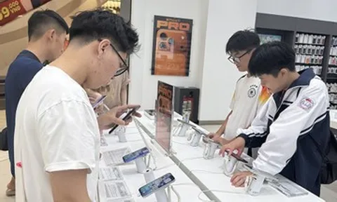 Giá iPhone 17 giảm, người mua vẫn chờ ‘săn deal’