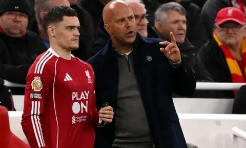 HLV Slot bác bỏ tuyên bố của Arsene Wenger về Liverpool