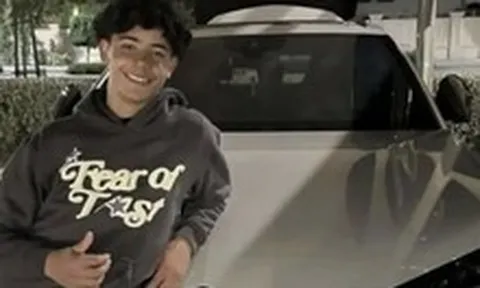 Ronaldo tặng con trai 15 tuổi siêu xe Lamborghini hơn 7 tỷ